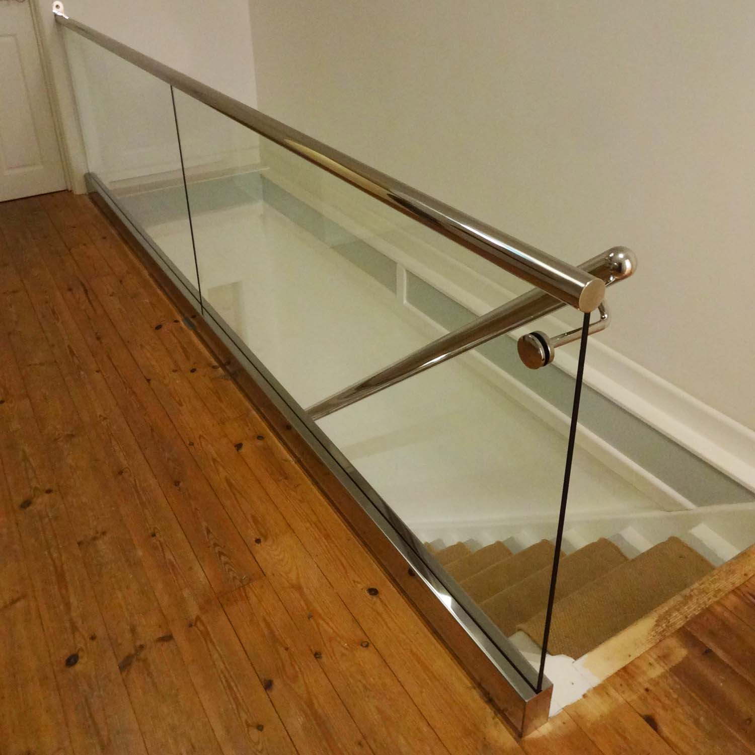 Escaleira de vidro con tubo redondo de ranura