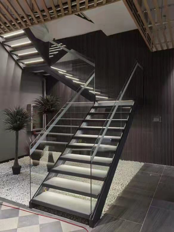 Laminated tempered glass for staircase