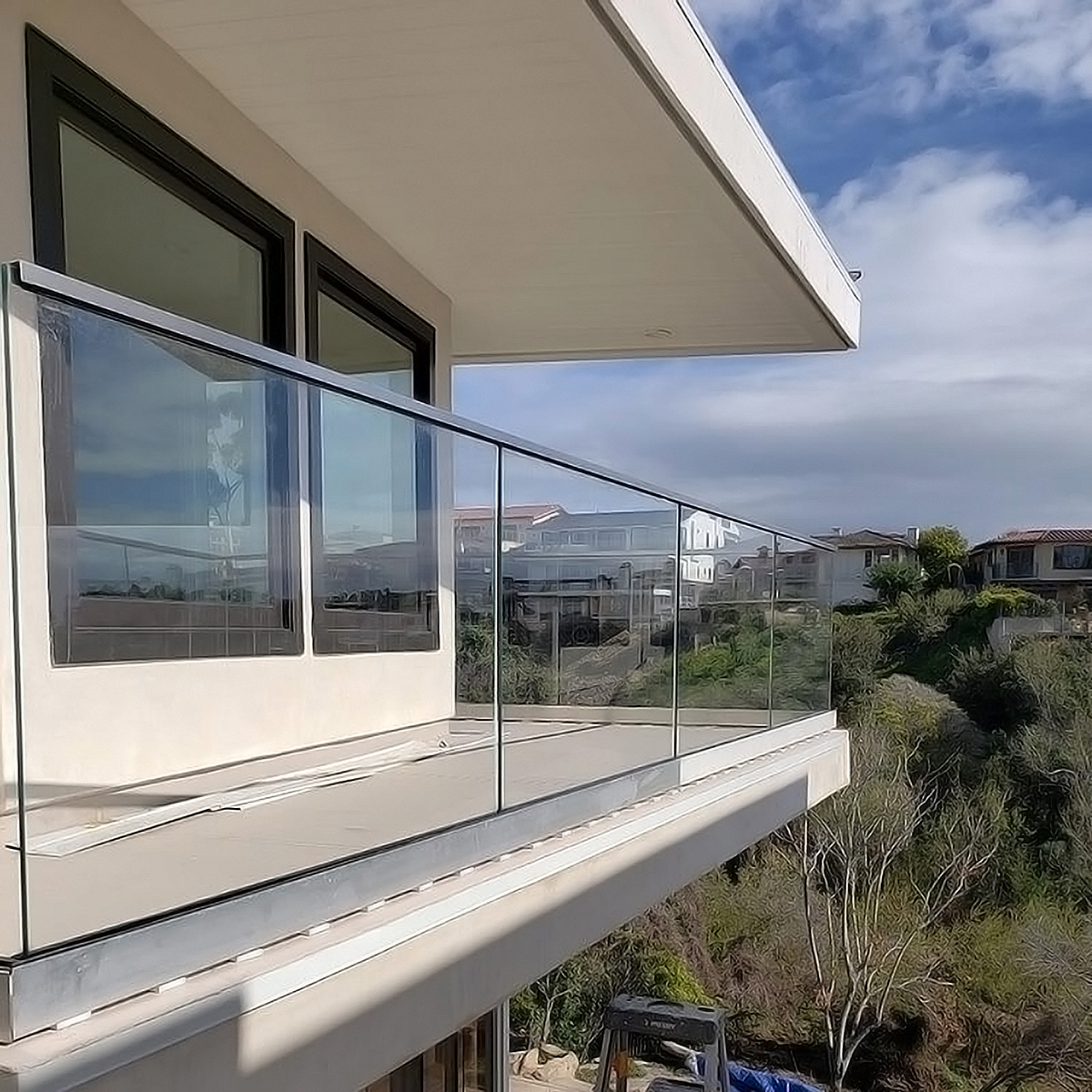 Скляний балкон з U-образною планкою