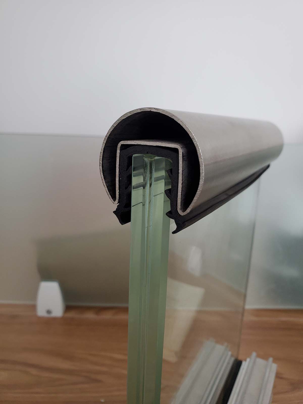 Round cap rail for glass