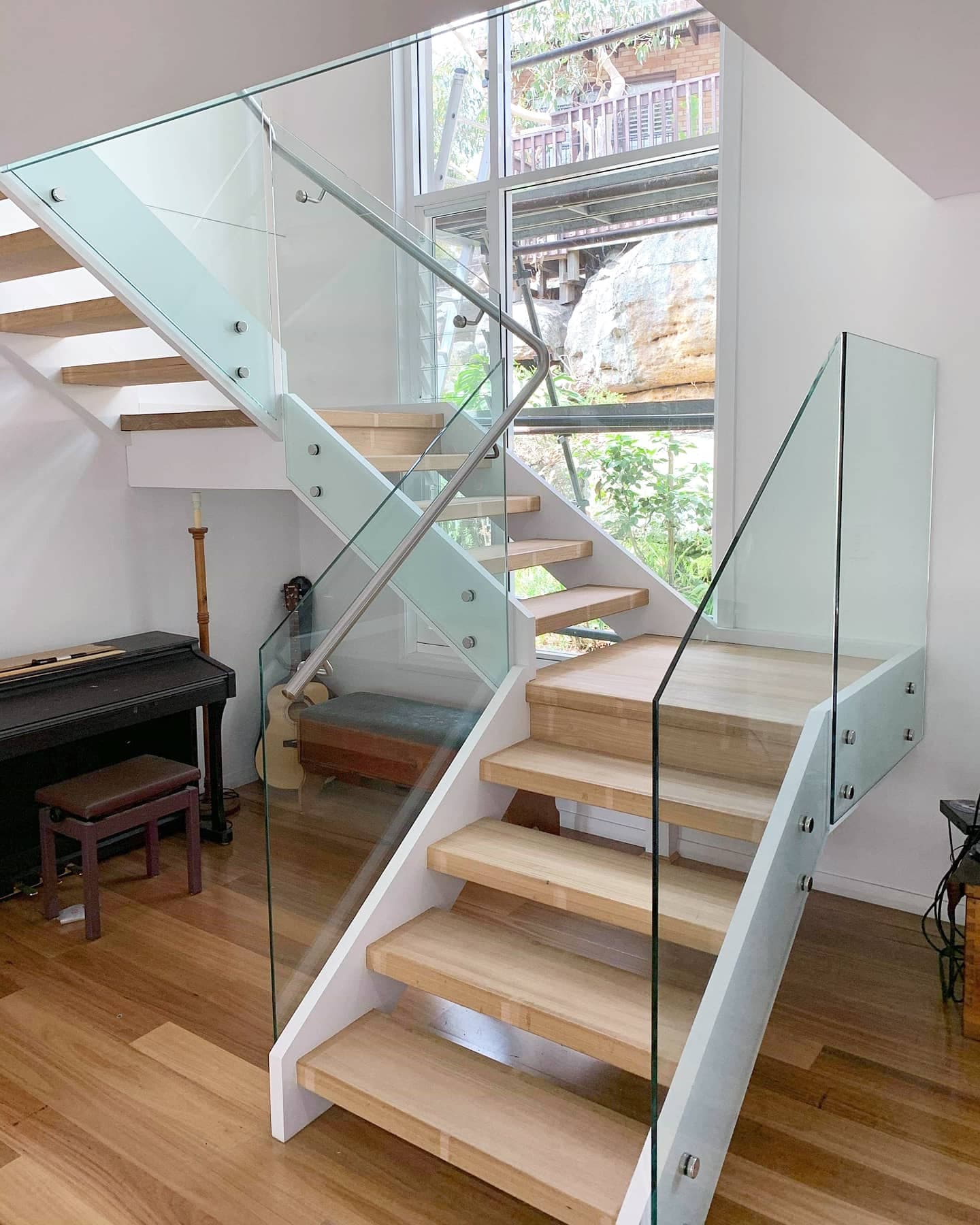 Stair with glass clip