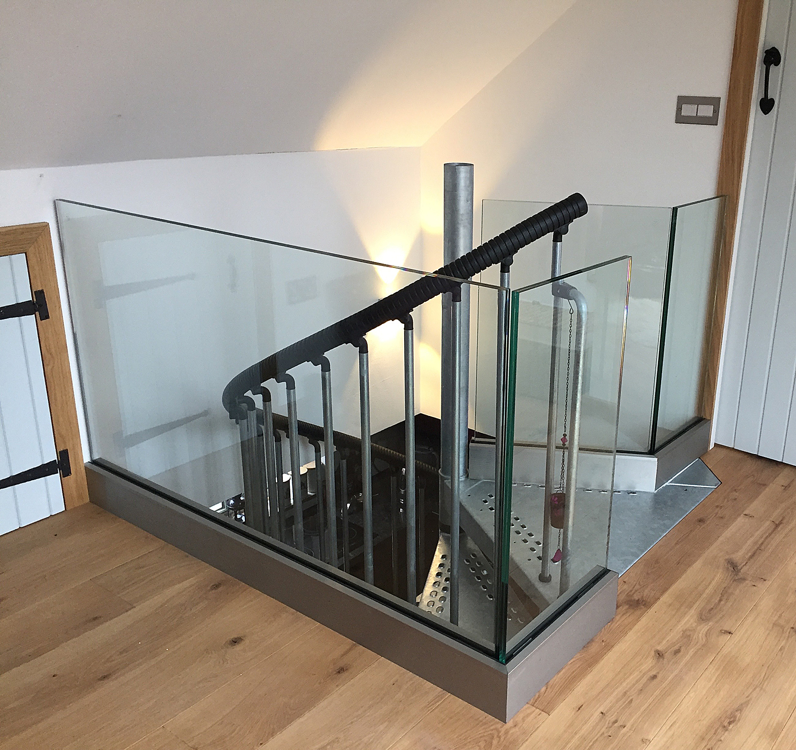 Barandilla de escaleira con sistema de barandilla de vidro no chan