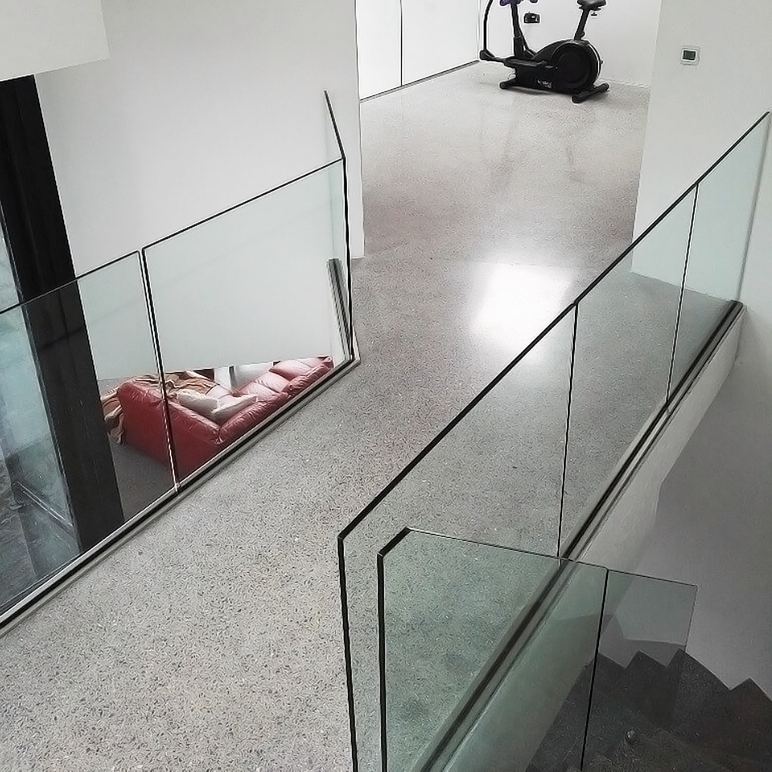 frameloze glazen balustrade op trap en loopbrug