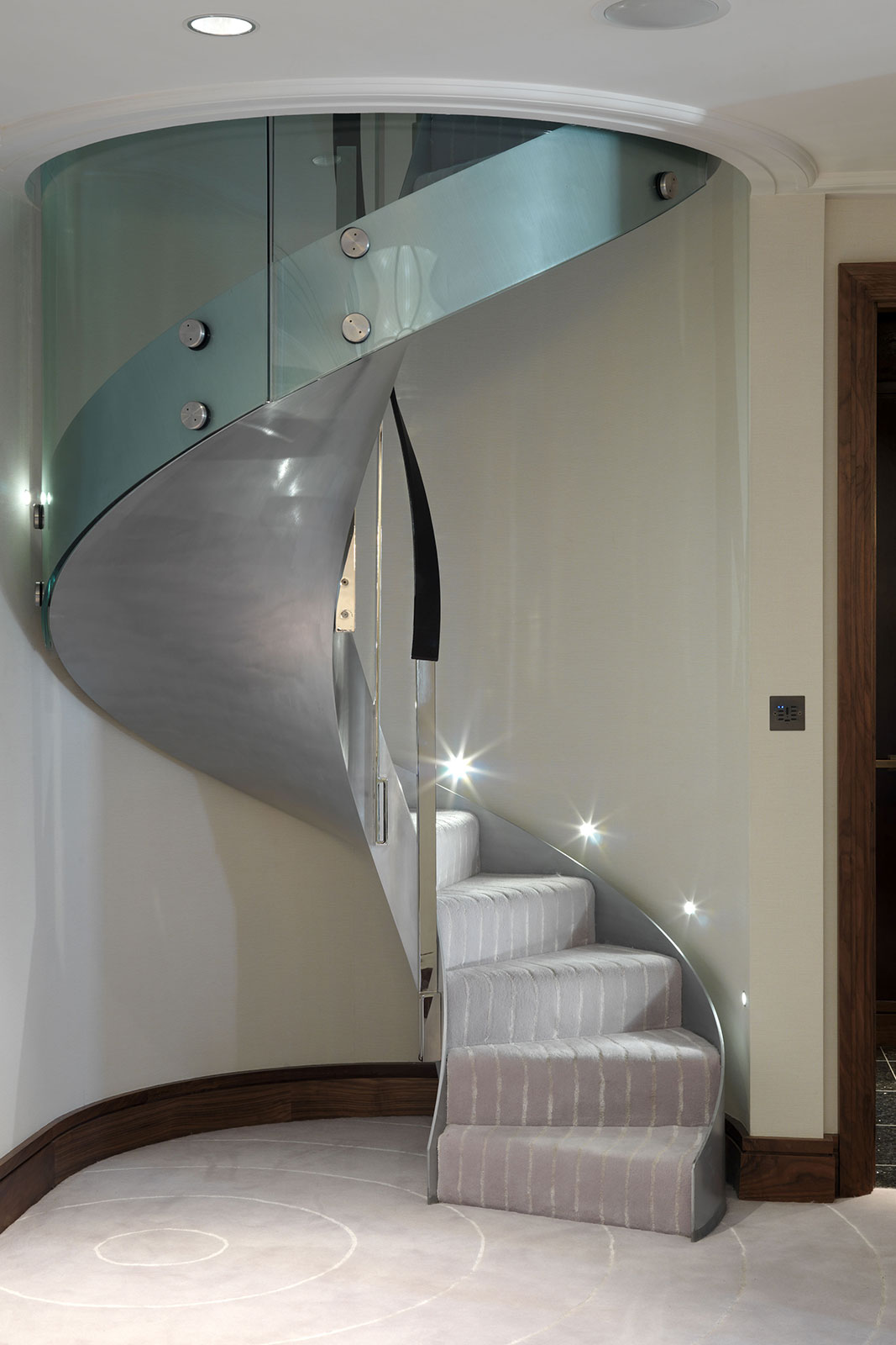 Spiral glass balustrade fixed by glass clip