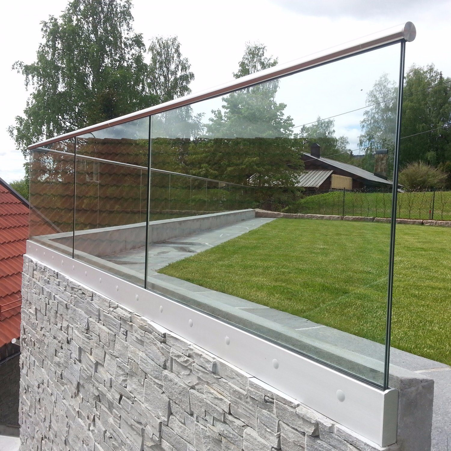Glass fence with round slot tube