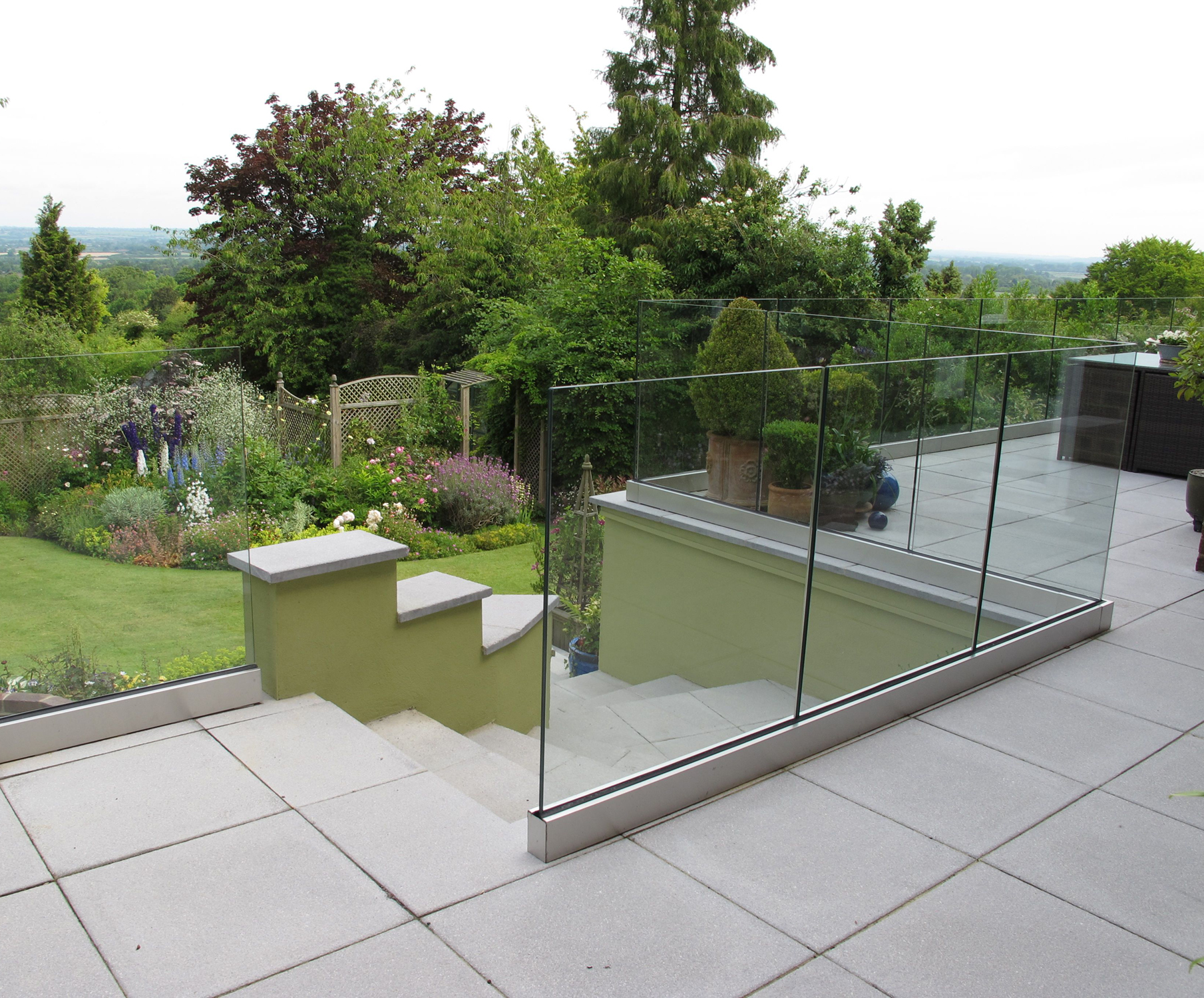 Yard guardrail with In-floor All Glass Railing System